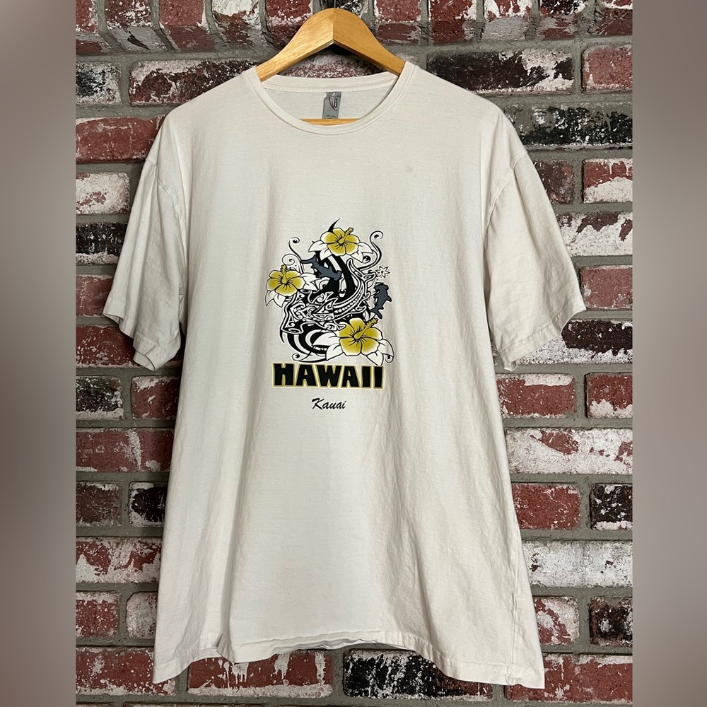Men’s Hawaii Kauai Floral Cream Graphic Tee.